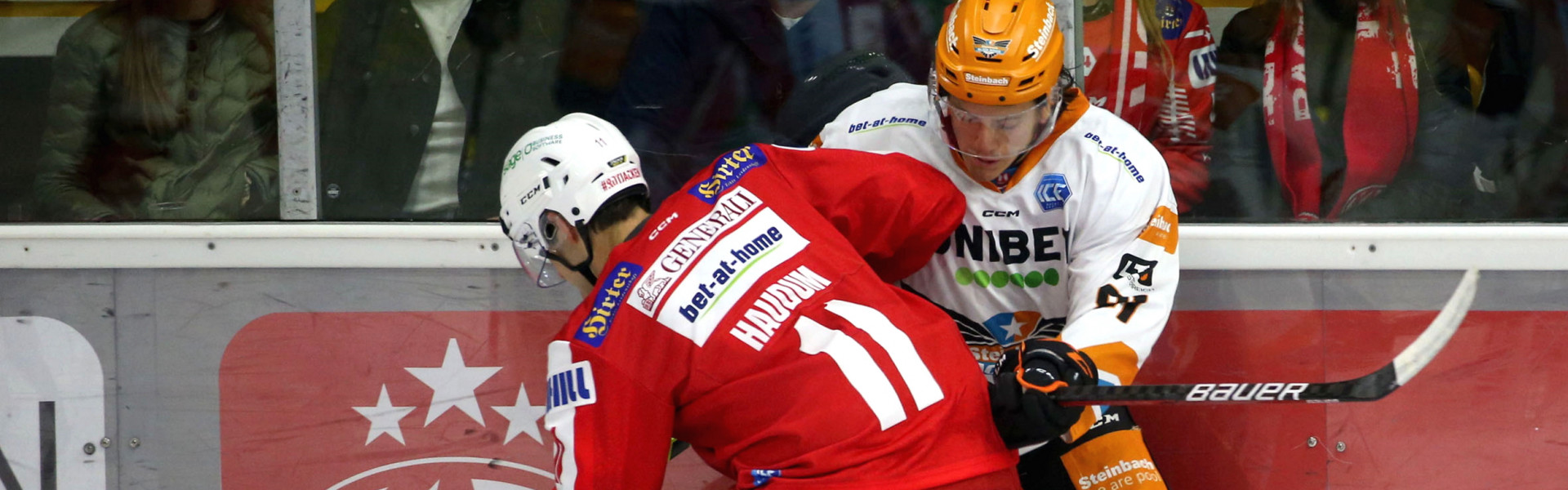 Der Ex-Linzer Lukas Haudum im Trikot des EC-KAC gegen den Ex-Klagenfurter Ramón Schnetzer im Trikot der Black Wings Linz