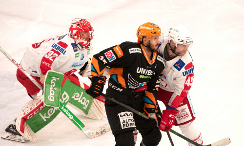 Andreas Kristler (BWL) und Andrej Tavželj (KAC) vor dem Tor von Sebastian Dahm (KAC)