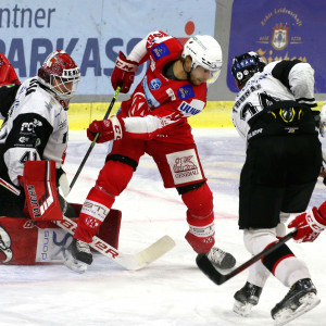 Daniel Obersteiner (KAC) hatte in Minute fünf Pech, als sein Schuss von der Innenstange zurück ins Spielfeld sprang