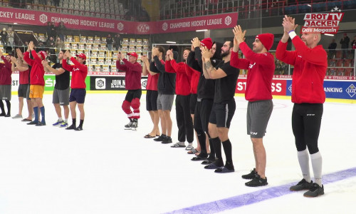Lange nach dem Ende des CHL-Heimspiels gegen Leksand feierten die Rotjacken-Spieler noch mit den KAC-Fans