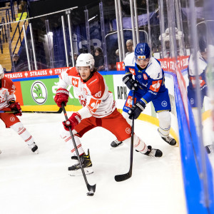 Niki Kraus (KAC) stürmte in Leksand in der ersten Formation neben Thomas Koch