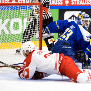 Nur um Zentimeter rutschte Manuel Geier (KAC) in Minute 55 am Treffer zum 6:6-Gleichstand im Gesamtscore vorbei