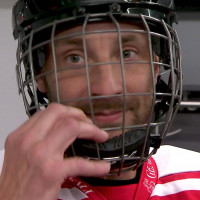 Mehr als sieben Jahre nach dem Ende seiner Eishockeykarriere streifte sich Herbert Ratz wieder das rot-weiße Trikot über Mehr als sieben Jahre nach dem Ende seiner Eishockeykarriere streifte sich Herbert Ratz wieder das rot-weiße Trikot über