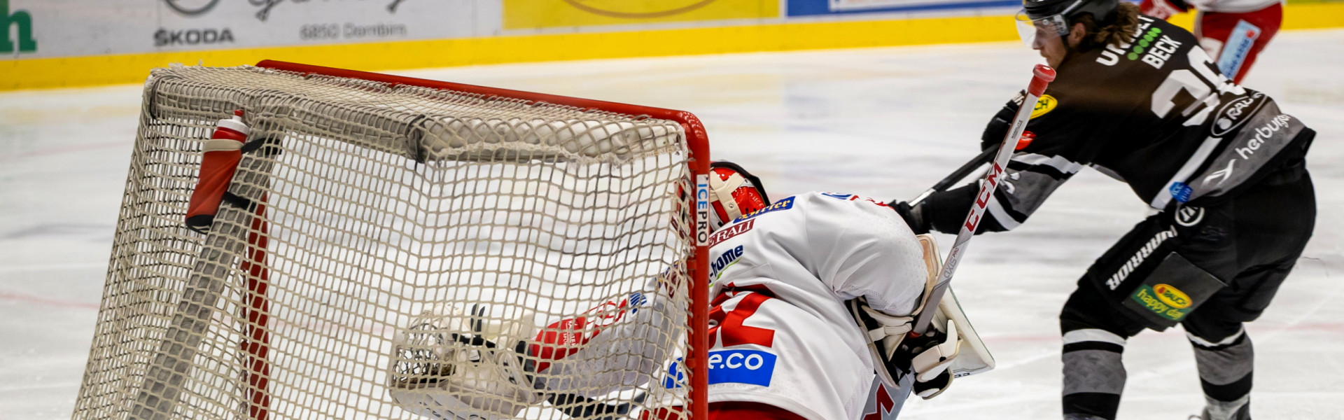 Sebastian Dahm (KAC) pariert gegen Colton Beck (DEC)