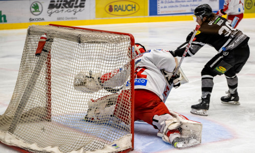 Sebastian Dahm (KAC) pariert gegen Colton Beck (DEC)