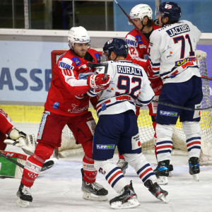 Obwohl nach dem Dornbirn-Spiel am Freitag lädiert, biss Thomas Vallant die Zähne zusammen und lief auch gegen Fehérvár AV19 auf Obwohl nach dem Dornbirn-Spiel am Freitag lädiert, biss Thomas Vallant die Zähne zusammen und lief auch gegen Fehérvár AV19 auf