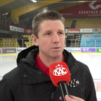 Kirk Furey, Head Coach des EC-KAC Future Teams, im Gespräch am Mittelkreis der Stadthalle