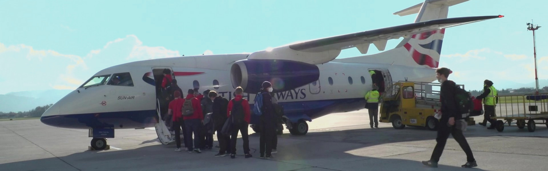 Die Rotjacken besteigen den Dornier 328-300 Jet am Klagenfurt Airport