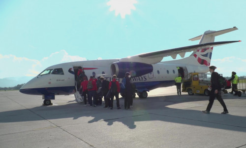 Die Rotjacken besteigen den Dornier 328-300 Jet am Klagenfurt Airport