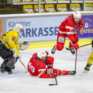 Niko Kramer (KFT) und Jakob Lippitsch (KFT) vor Wiens schwedischem Schlussmann Stefan Stéen