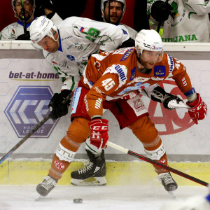 Andrej Tavželj (KAC) im Zweikampf mit Anže Ropret (HKO) Andrej Tavželj (KAC) im Zweikampf mit Anže Ropret (HKO)
