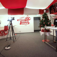 Das vorweihnachtliche Studio-Setup in der Rekordmeister-Lounge in der Stadthalle