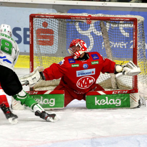 Goalie Sebastian Dahm hielt den EC-KAC im ersten Drittel in Schlagdistanz Goalie Sebastian Dahm hielt den EC-KAC im ersten Drittel in Schlagdistanz
