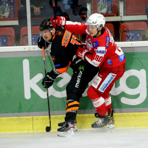 Niki Kraus (KAC) gegen Simon Hjalmarsson (G99)