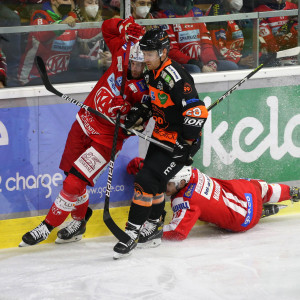 Rok Tičar, hier im Zweikampf mit Michael Boivin (G99) erzielte den einzigen KAC-Treffer des Abends