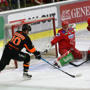 KAC-Goalie Sebastian Dahm wurde von seinen Mannschaftskollegen im Duell mit seinem Ex-Klub zu oft alleine gelassen