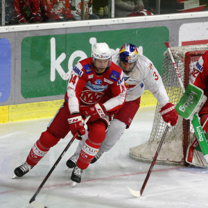 Peter Schneider (RBS) zwischen Paul Postma (KAC) und Sebastian Dahm (KAC)