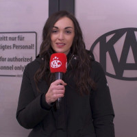 Direkt vor der KAC-Kabine gibt Rinkside Reporterin Nadine Buchwalder einen Überblick über die Planung der nächsten Woche der Rotjacken