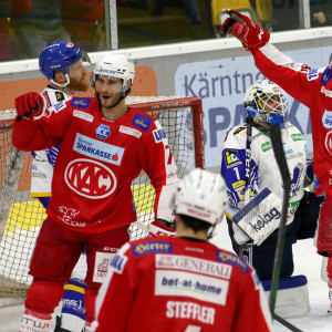 Die Eigenbauspieler Niklas Würschl und Fabian Hochegger freuen sich über den sechsten KAC-Treffer