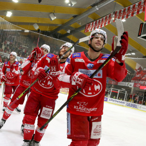 Verdientermaßen nahmen die Rotjacken nach dem Ende der Partie die Ovationen des Publikums entgegen Verdientermaßen nahmen die Rotjacken nach dem Ende der Partie die Ovationen des Publikums entgegen