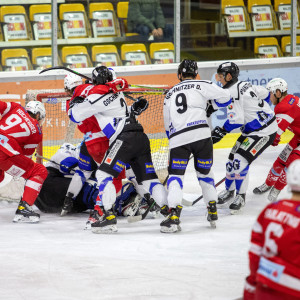 Zahlreiche kleine Scharmützel prägten das Auftaktspiel zur Qualifikationsrunde Zahlreiche kleine Scharmützel prägten das Auftaktspiel zur Qualifikationsrunde