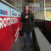 Rinkside Reporterin Nadine Buchwalder liefert die Insights rund um den Wochenablauf für die Rotjacken