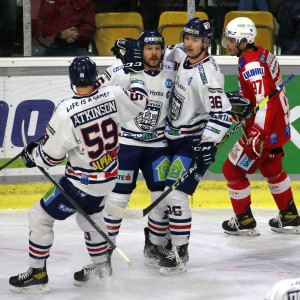 Jubeln konnten am Freitag nur die Ungarn, hier: János Hári, der Schütze des Game Winning Goals, und Csanád Erdély, der vier Scorerpunkte verbuchte Jubeln konnten am Freitag nur die Ungarn, hier: János Hári, der Schütze des Game Winning Goals, und Csanád Erdély, der vier Scorerpunkte verbuchte