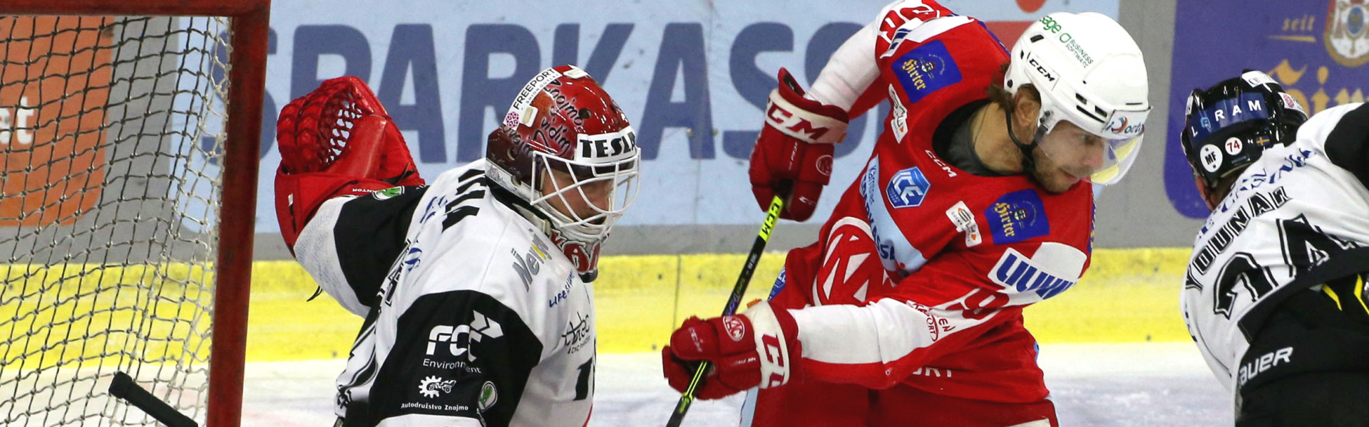 Daniel Obersteiner (KAC) vor Goalie Pavel Kantor (ZNO)