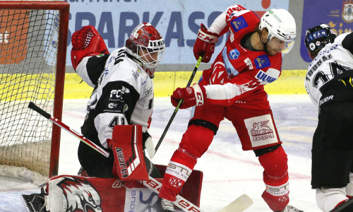 Daniel Obersteiner (KAC) vor Goalie Pavel Kantor (ZNO)