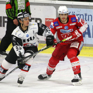 Thomas Vallant (KAC) gegen den sehr auffälligen Brett Neumann (ZNO) Thomas Vallant (KAC) gegen den sehr auffälligen Brett Neumann (ZNO)