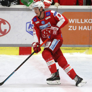 Nick Petersen (KAC) agierte bei seinem Comeback nach langer Verletzungspause mit zwei Pfostentreffern glücklos, wertete das Angriffsspiel des EC-KAC aber massiv auf