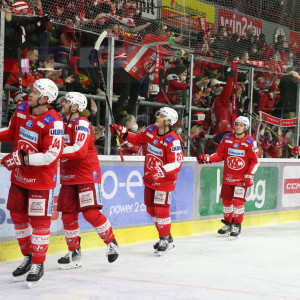 Die Rotjacken durften nach dem Spiel die Ovationen ihrer Fans entgegennehmen Die Rotjacken durften nach dem Spiel die Ovationen ihrer Fans entgegennehmen