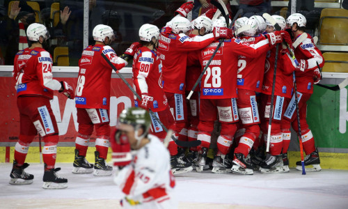 Die Rotjacken jubeln über einen hart erarbeiteten Auftaktsieg in den Pre-Playoffs