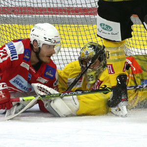 Goalie Bernhard Starkbaum - hier mit Manuel Geier - bot einmal mehr in einer Partie gegen den EC-KAC eine sehr gute Leistung