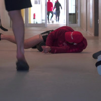 Vor dem Warmup: Stretching am Kabinengang Vor dem Warmup: Stretching am Kabinengang