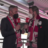 Die #Rotjacken-TV-Hosts wurden von der Sektion Wien umgehend mit Fanclub-Schals ausgestattet