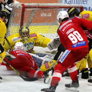 Getümmel vor dem Tor von Wien-Goalie Bernhard Starkbaum