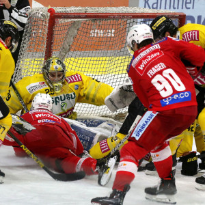 Getümmel vor dem Tor von Wien-Goalie Bernhard Starkbaum Getümmel vor dem Tor von Wien-Goalie Bernhard Starkbaum