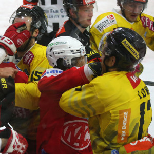 Viertelfinalspiel Nummer sechs brachte viele Szenen wie diese, die Referees sprachen insgesamt gleich 15 Zwei-Minuten-Strafen aus