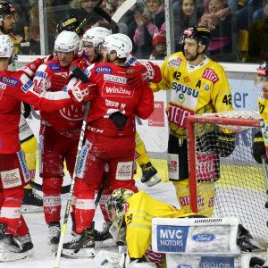 Die Rotjacken jubeln über das Game Winning Goal in Minute 39