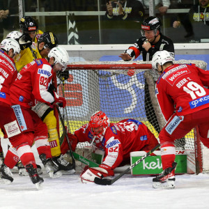 In einer hitzigen Schlussphase stand KAC-Goalie Sebastian Dahm einmal mehr seinen Mann