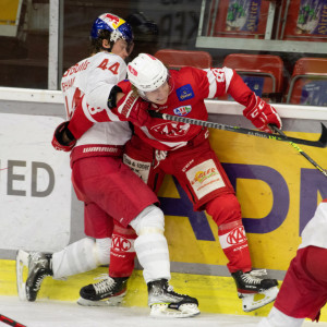 Lorenz Lindner (KFT) im Zweikampf der beiden World Juniors-Teilnehmer mit Josef Eham (RBJ)