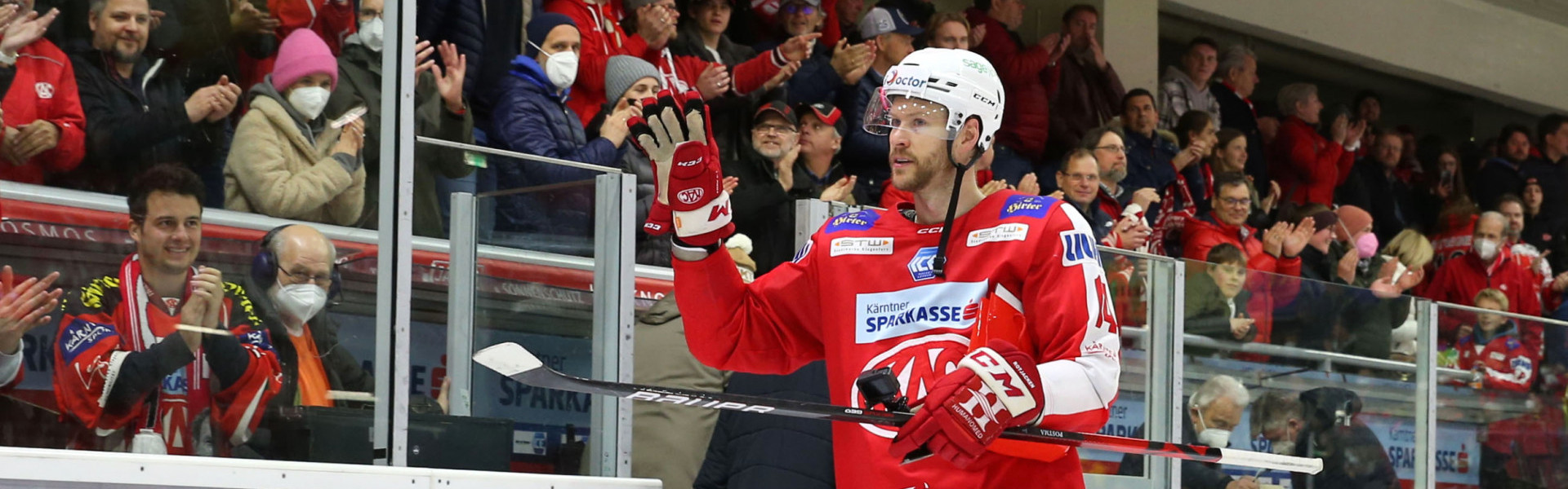 Abwehrspieler Paul Postma trägt auch im kommenden Spieljahr das Trikot des EC-KAC