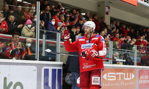 Abwehrspieler Paul Postma trägt auch im kommenden Spieljahr das Trikot des EC-KAC