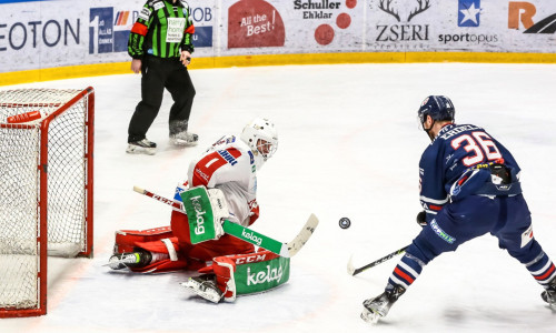 Val Usnik debütierte am 30. Januar 2022 im Auswärtsspiel bei Fehérvár AV19 in der Kampfmannschaft des EC-KAC