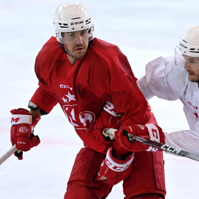 Neuzugang Jesper Jensen Aabo im Zweikampf mit Manuel Ganahl