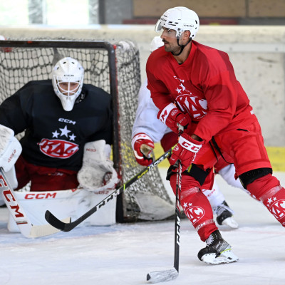 Offensiv-Neuzugang Lucas Lessio vor Goalie Val Usnik