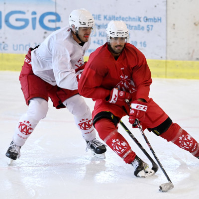 Lucas Lessio im Zweikampf mit Thomas Vallant