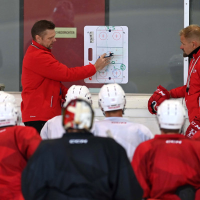 Assistant Coach Juha Vuori (links) und Head Coach Petri Matikainen (rechts)