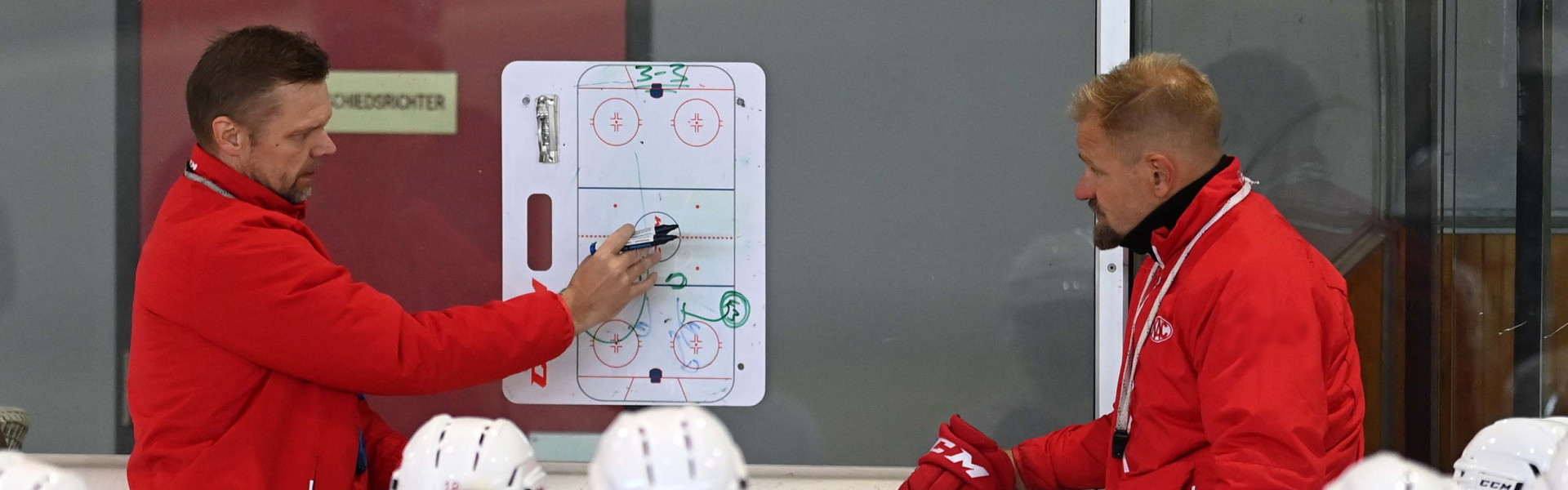 Assistant Coach Juha Vuori (links) und Head Coach Petri Matikainen führen den EC-KAC am Freitag in das erste Testspiel zur Vorbereitung auf die neue Saison